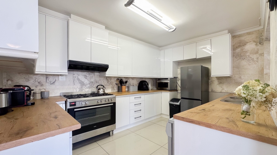 To Let 3 Bedroom Property for Rent in Sea Point Western Cape
